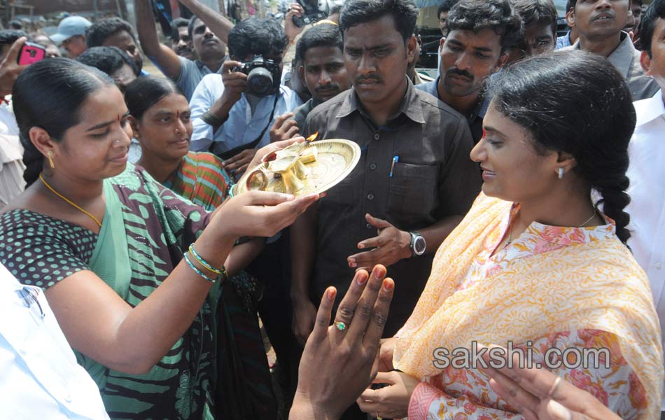 ys sharmila 3rd day paramarsha yatra in warangal distirict17