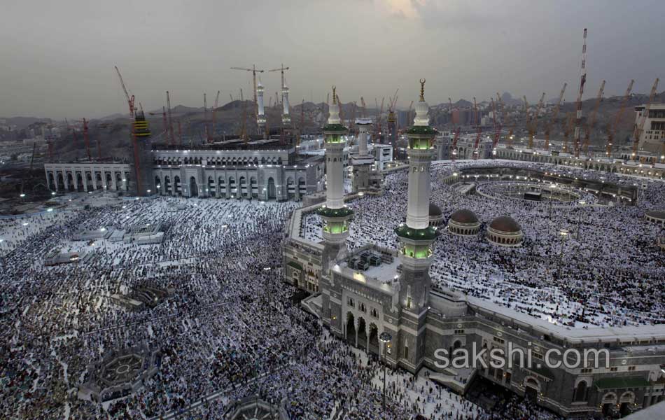 In disaster accident in the Mecca Masjid4