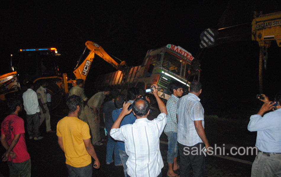 Several died in road accident at Rajamandry - Sakshi1