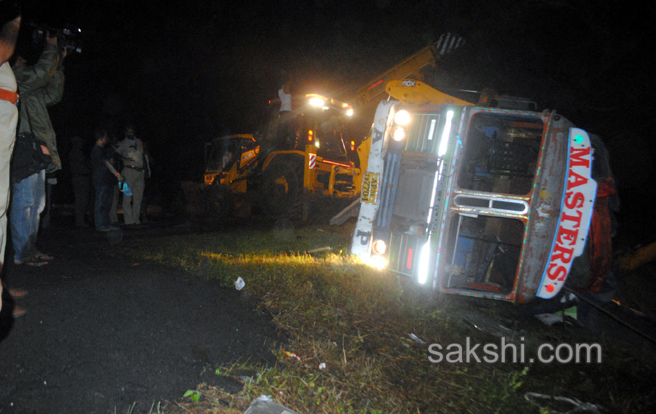 Several died in road accident at Rajamandry - Sakshi2