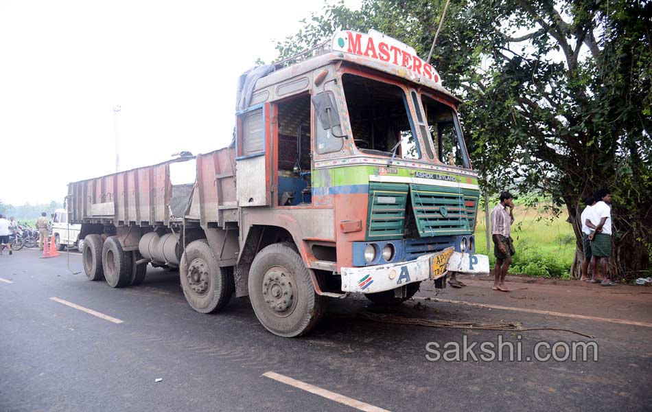 Several died in road accident at Rajamandry - Sakshi8