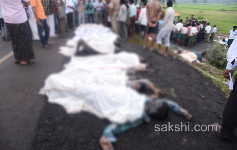 Several died in road accident at Rajamandry - Sakshi14