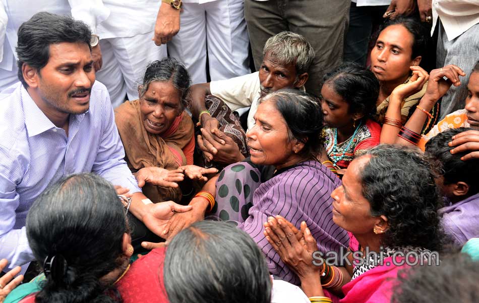 YS Jagan Leaves For Rajahmundry To Console Lorry - Sakshi5