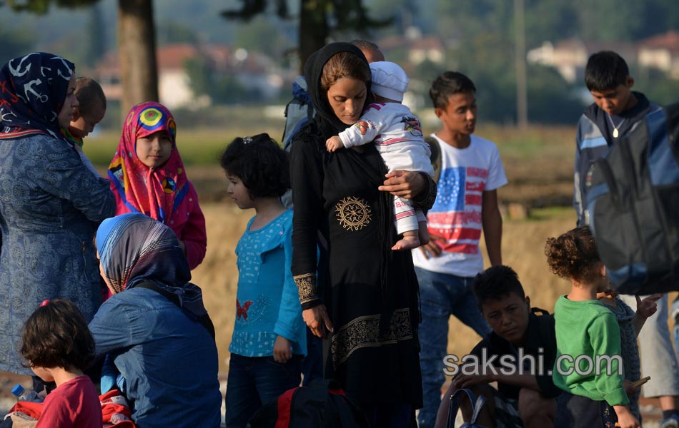 syrian migrants moving towards croatia - Sakshi29