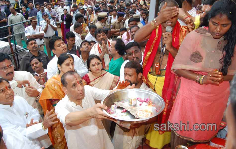 Governor perfoms ganesha puja at Khairatabad12