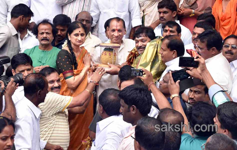 Governor perfoms ganesha puja at Khairatabad26