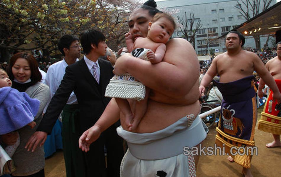 These Sumo Wrestlers Make Babies Cry It Out For Good Health8