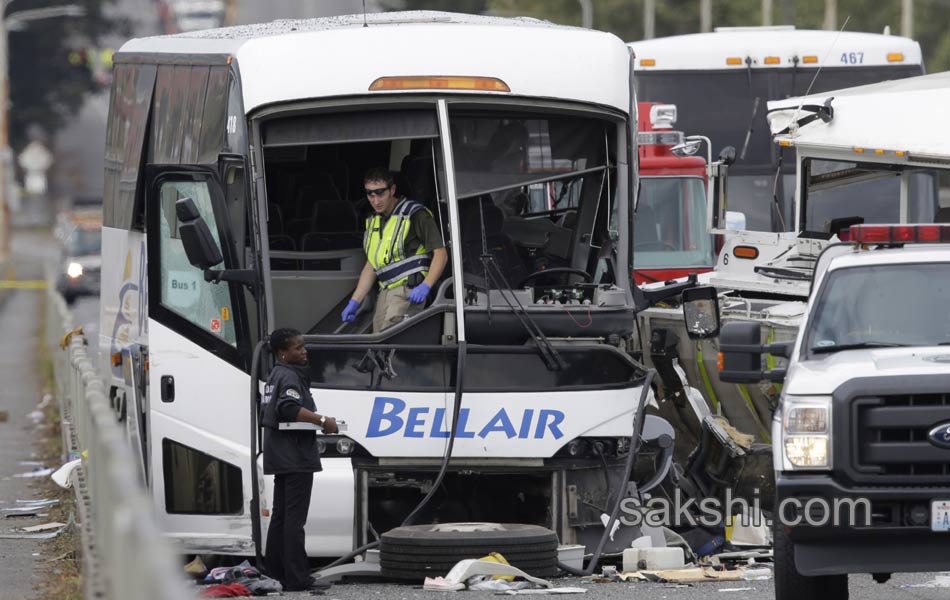 Seattle Tour Bus Crash10