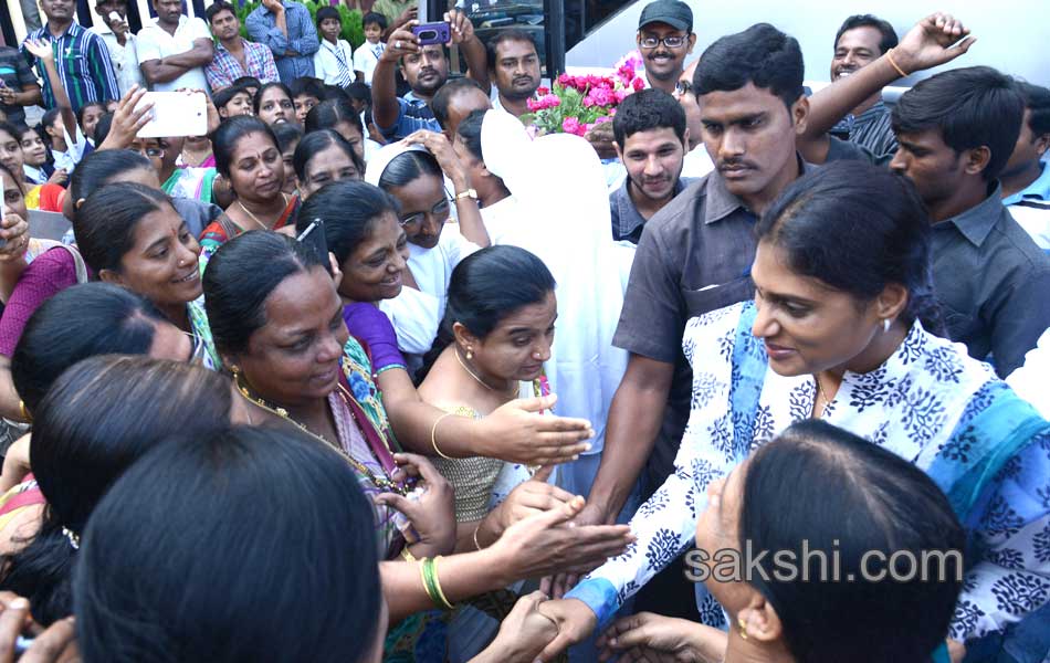 ys sharmila paramarsha yatra in adilabad district - Sakshi2