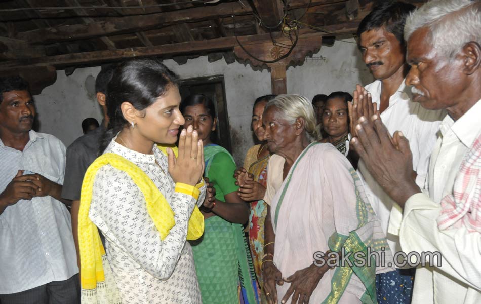 YS Sharmila Paramarsha Yatra Adilabad - Sakshi11