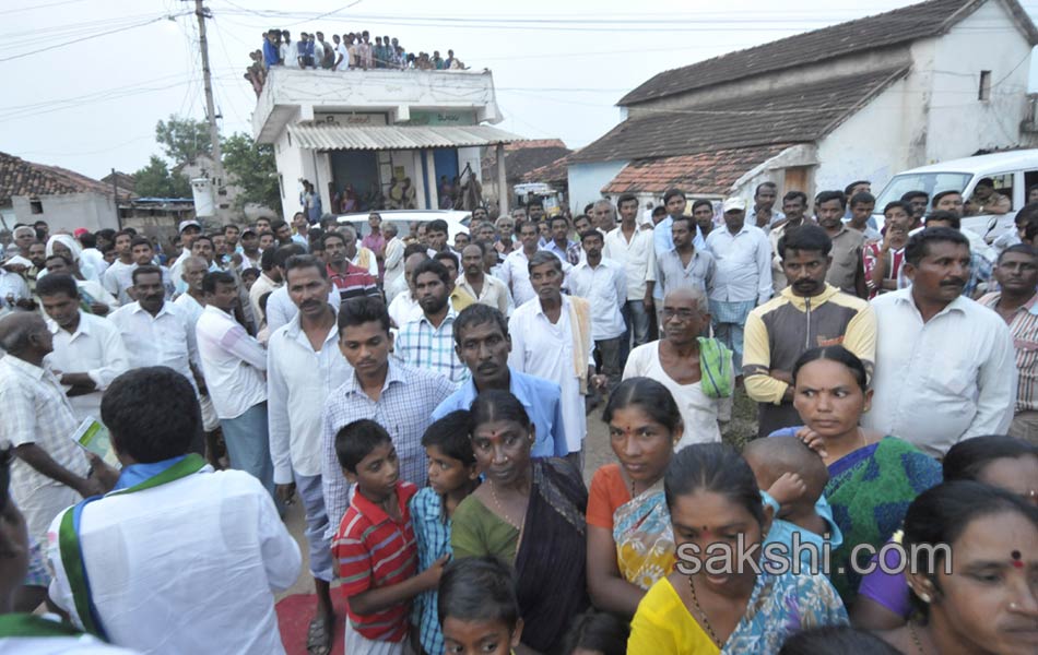 YS Sharmila Paramarsha Yatra Adilabad - Sakshi15