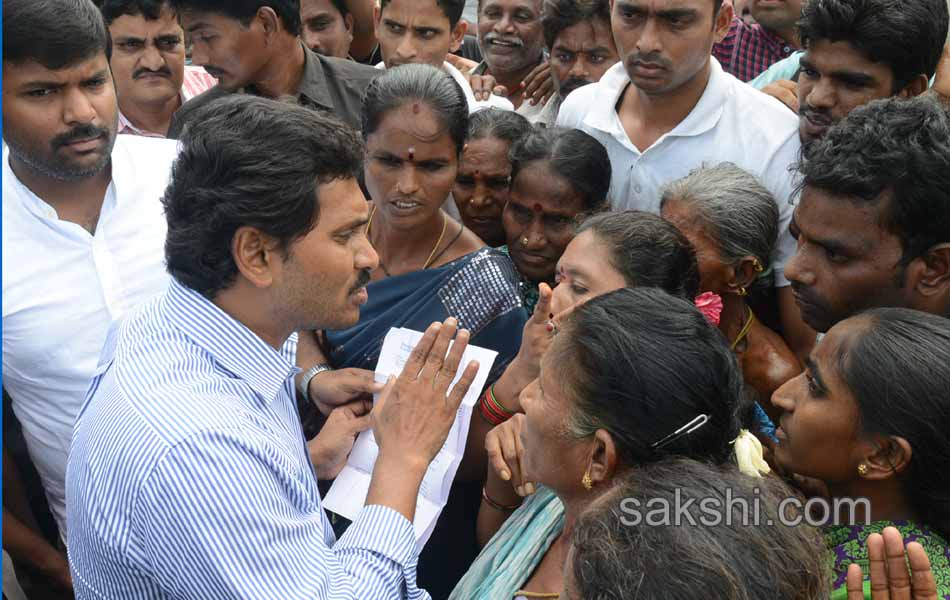 ys jagan mohan reddy supports bhogapuram farmers protes - Sakshi3