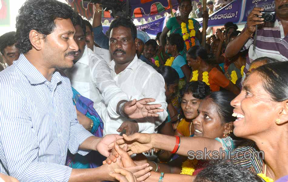 ys jagan mohan reddy supports bhogapuram farmers protes - Sakshi5