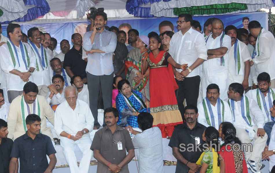 ys jagan mohan reddy supports bhogapuram farmers protes - Sakshi18