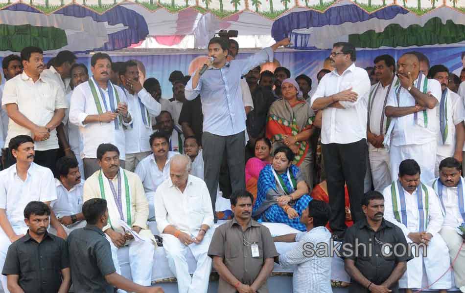 ys jagan mohan reddy supports bhogapuram farmers protes - Sakshi20