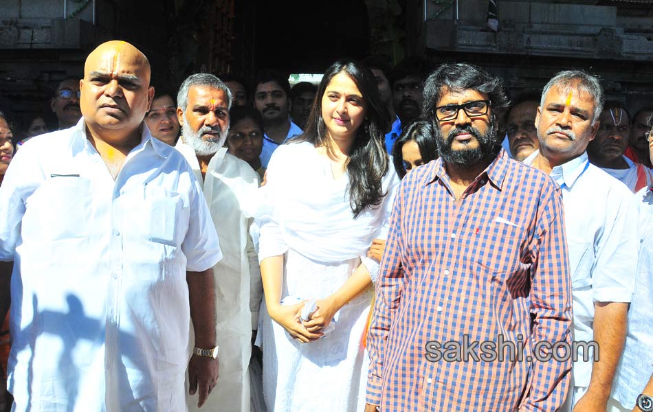 rudramadevi movie team visits tirumala2