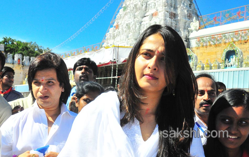 rudramadevi movie team visits tirumala6