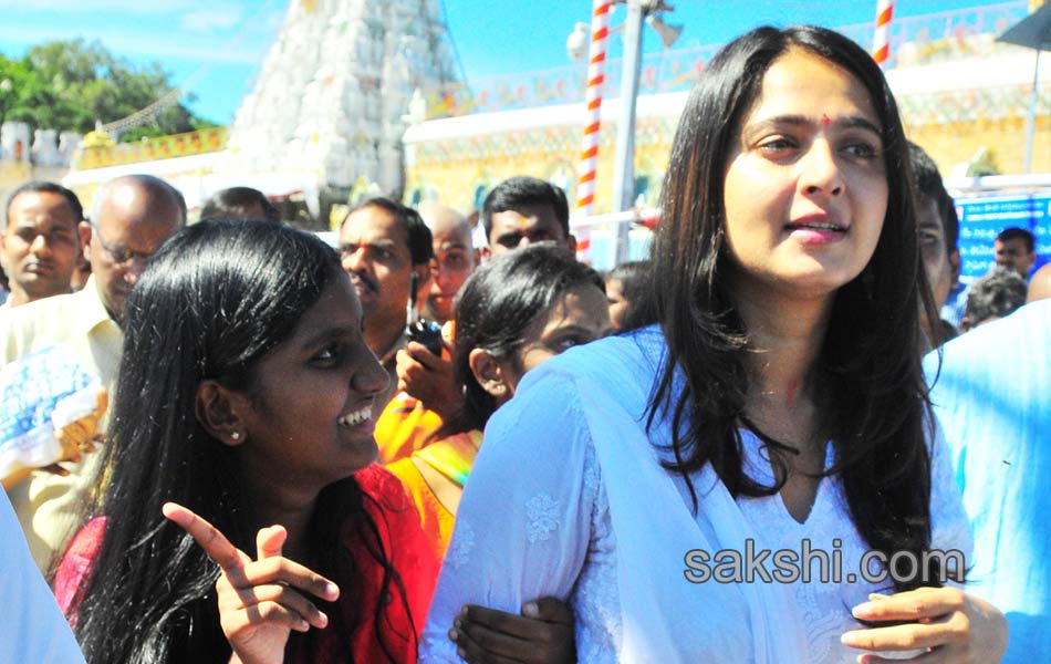 rudramadevi movie team visits tirumala11