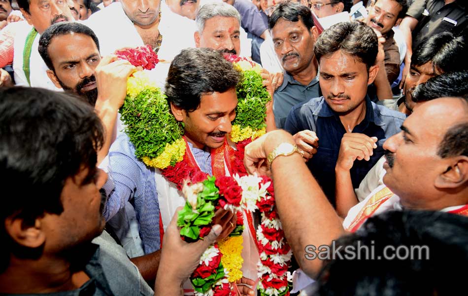 ys jaganmohan reddy in vijayawada kanaka durgamma temple - Sakshi5