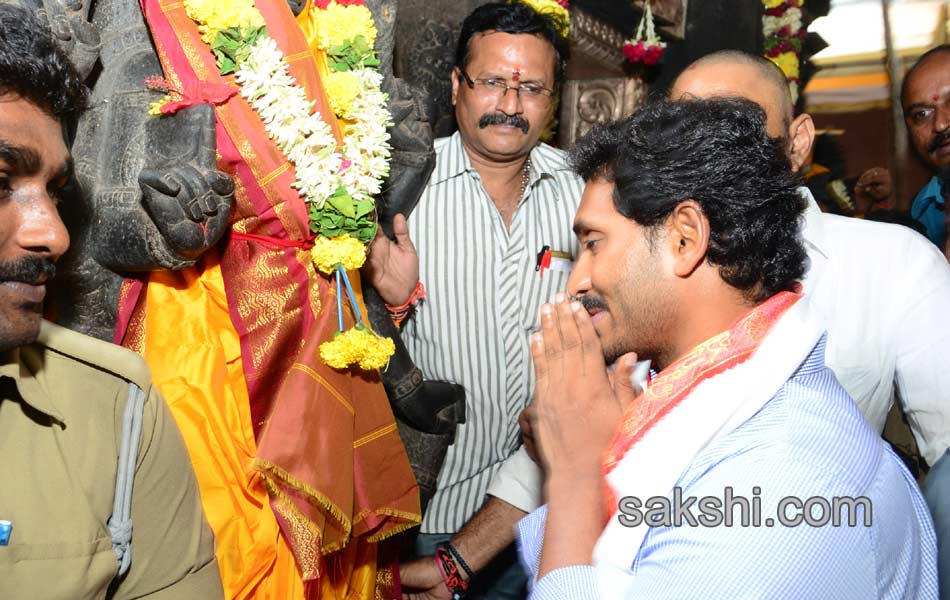 ys jaganmohan reddy in vijayawada kanaka durgamma temple - Sakshi4