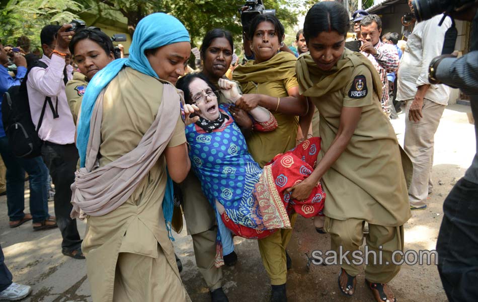 asha workers arrest in rtc cross roads1