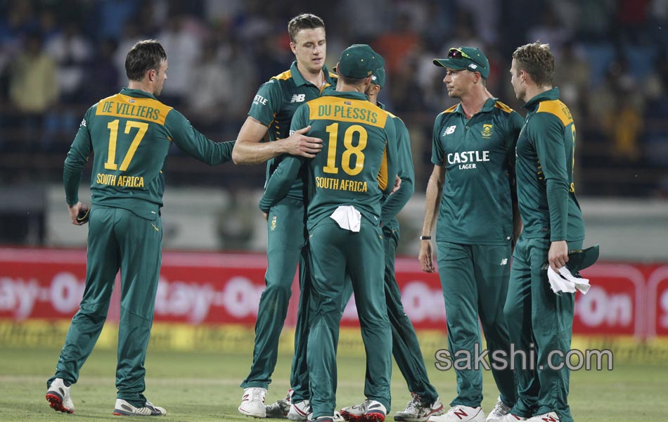 Morkels twin strikes give South Africa edge16