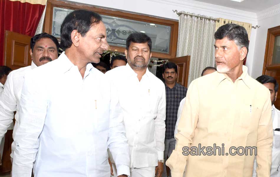 AP CM Chandrababu meets Telangana CM KCR at Camp office - Sakshi8