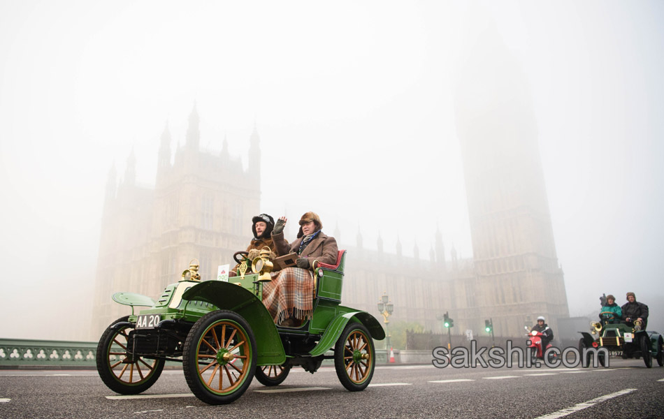 Vintage cars are driven through Westminster1