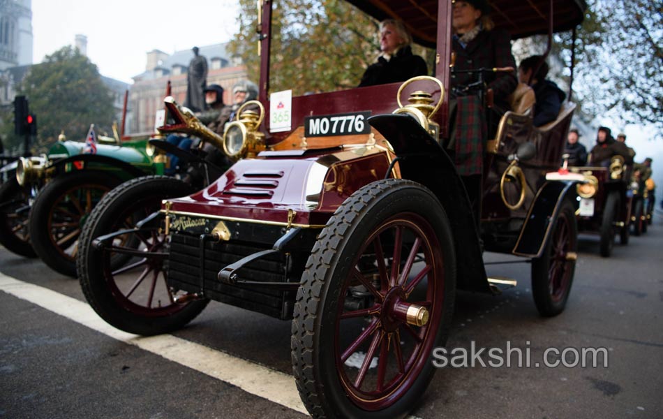 Vintage cars are driven through Westminster6