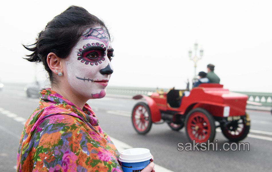 Vintage cars are driven through Westminster3