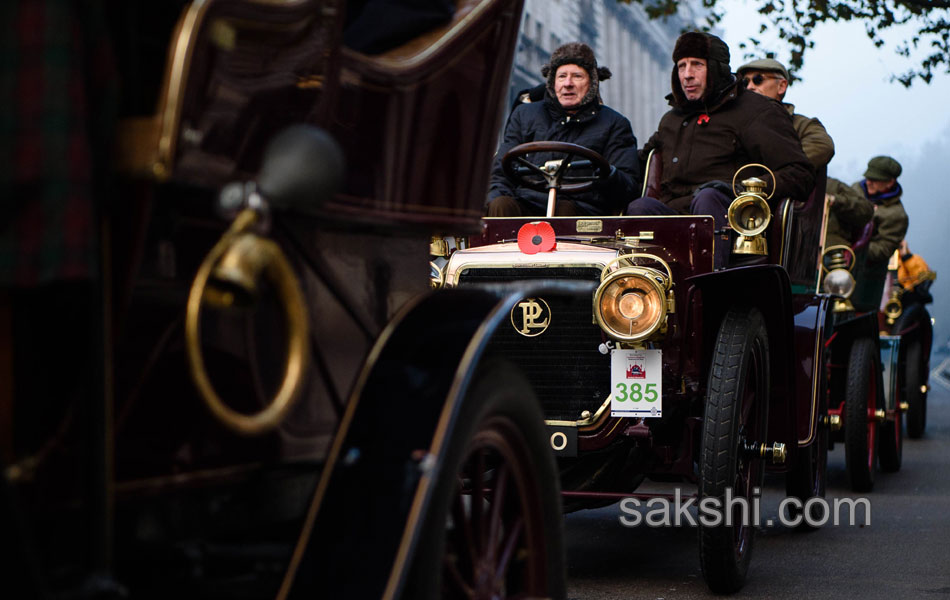 Vintage cars are driven through Westminster9