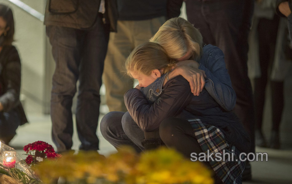 paris terror attacks people paying tribute8