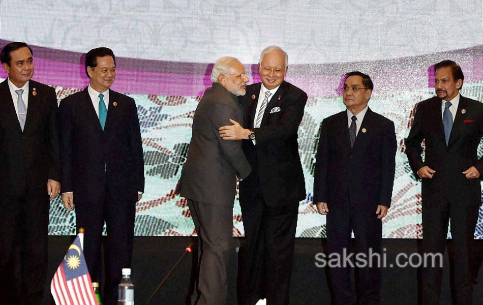 PM Modi attends ASEAN Summit holds bilateral talks with Chinese12