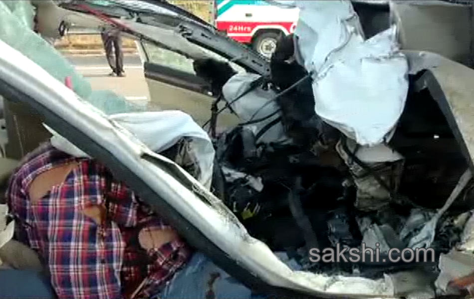 three ead in mishap at kokapet - Sakshi2