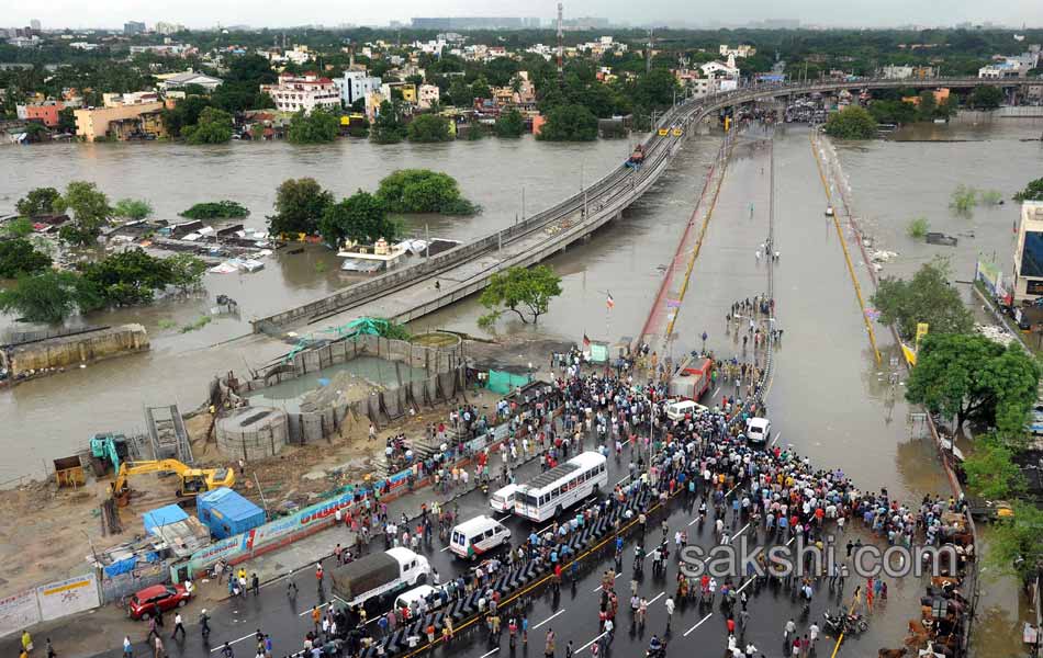 chennai submerged in rain water11