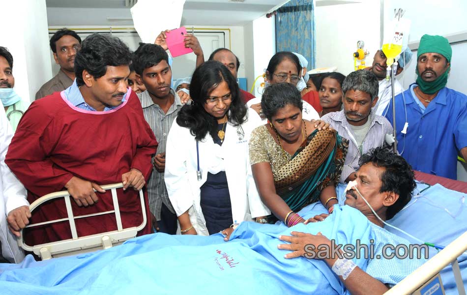 ys jagan mohan reddy consoles families of illicit liquor deaths - Sakshi6