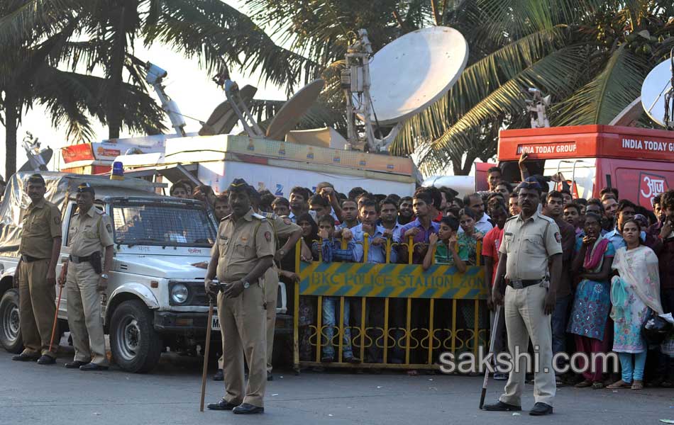 Salman walks from Bombay High Court5