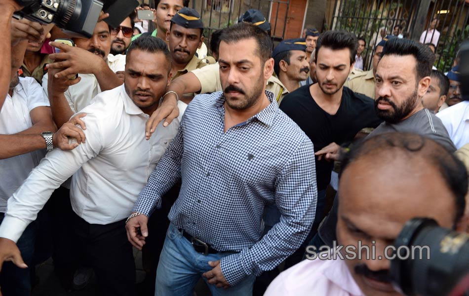 Salman walks from Bombay High Court13