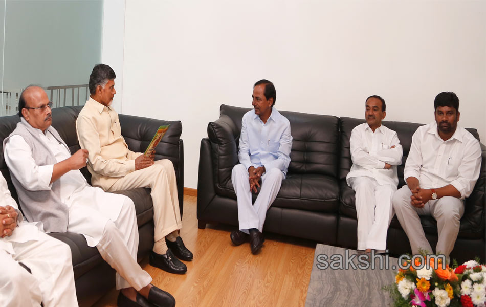 KCR And Chandrababu Bond Over Fish Curry And An Invite - Sakshi7