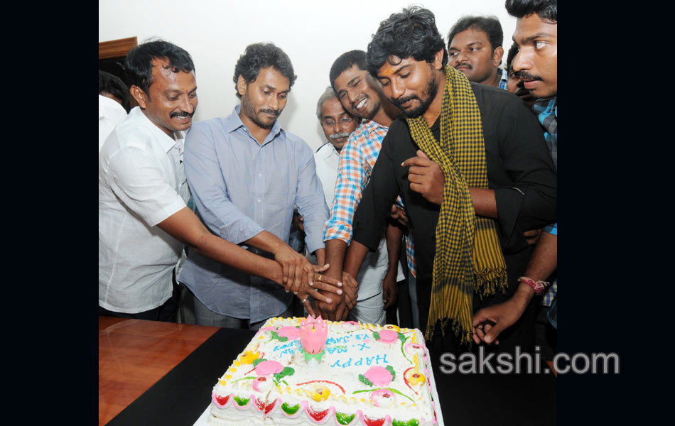 YS Jagan offers prayers at Pulivendula CSI Church - Sakshi5