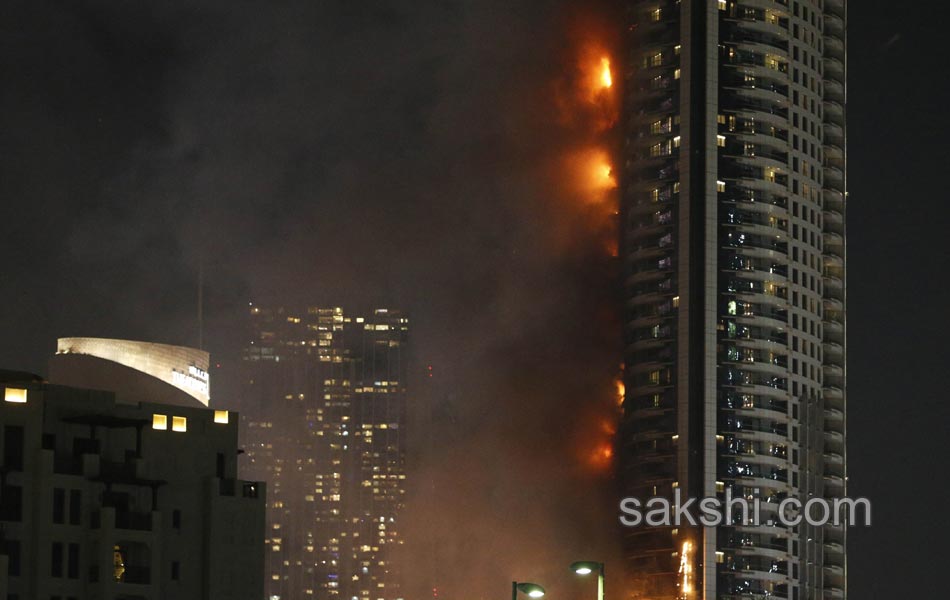 Dubai fire erupts at dubai hotel near burj khalifa2