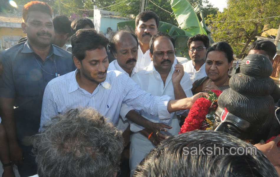 YS Jagan Mohan Reddy Rythu Bharosa Yatra In atp - Sakshi17