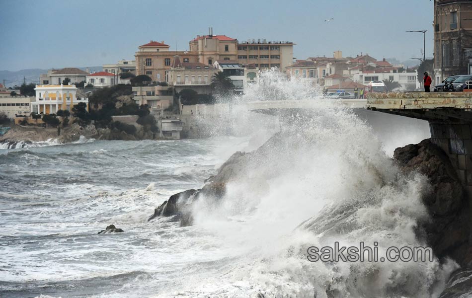 waves crashing on Marseille coastal road4