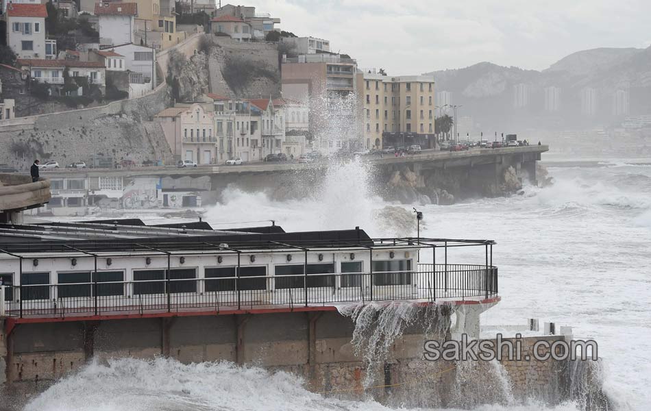 waves crashing on Marseille coastal road13