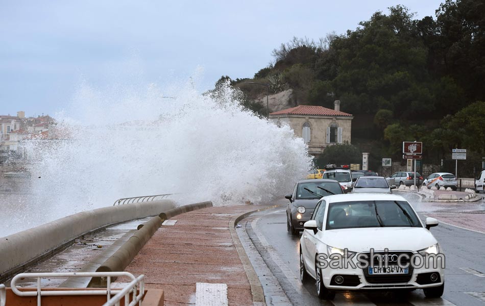 waves crashing on Marseille coastal road14