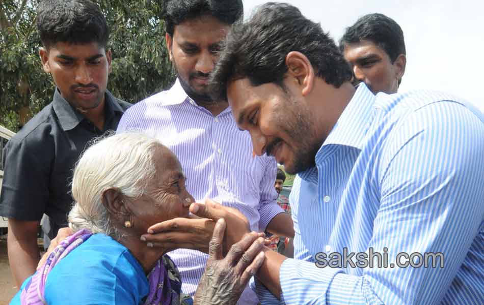 raithu bharosa yatra completed by ys jagan at anantapur - Sakshi15