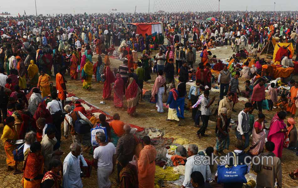 Holy dip in Gangasagar12