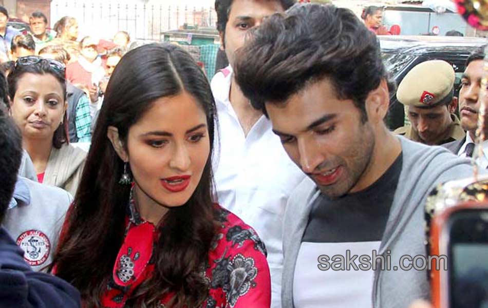 Katrina kaif and aditya roy kapoor go on shopping spree in delhi - Sakshi1