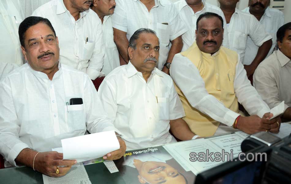 Mudragada ends fast after talks with Govt envoys - Sakshi17