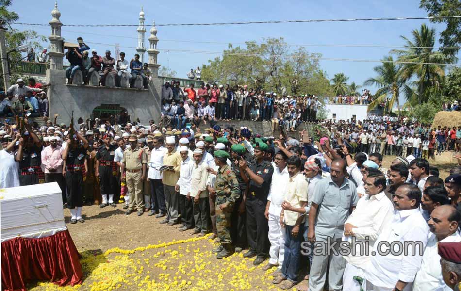 ys jagan mohan reddy attend mushtaq ahmed last rites - Sakshi10